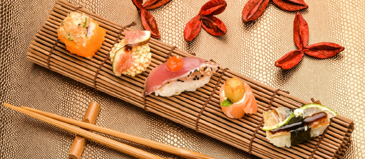 Sushi e sashimi do restaurante Manekineko